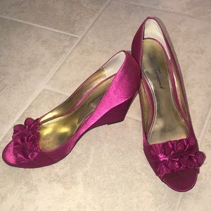 Hot pink stain wedges